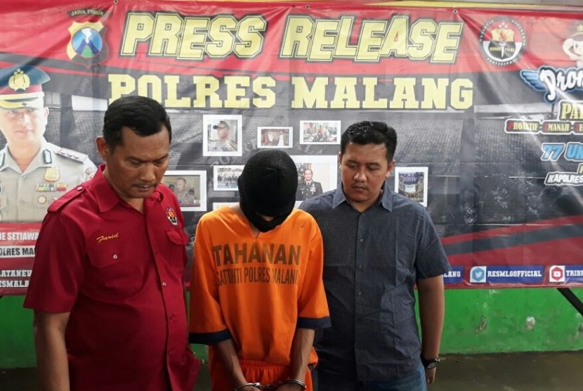 Tersangka Heri Kurniawan (tengah) yang ditangkap karena membawa kabur tunangannya yang masih di bawah umur, Jumat (12/1).