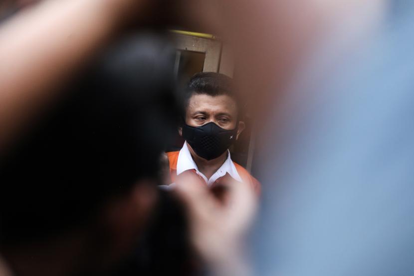 Tersangka Irjen Ferdy Sambo keluar dari rumah dinasnya yang menjadi TKP pembunuhan Brigadir J di Jalan Duren Tiga Barat, Kompleks Polri Duren Tiga, Jakarta, Selasa (30/8/2022). (ilustrasi)