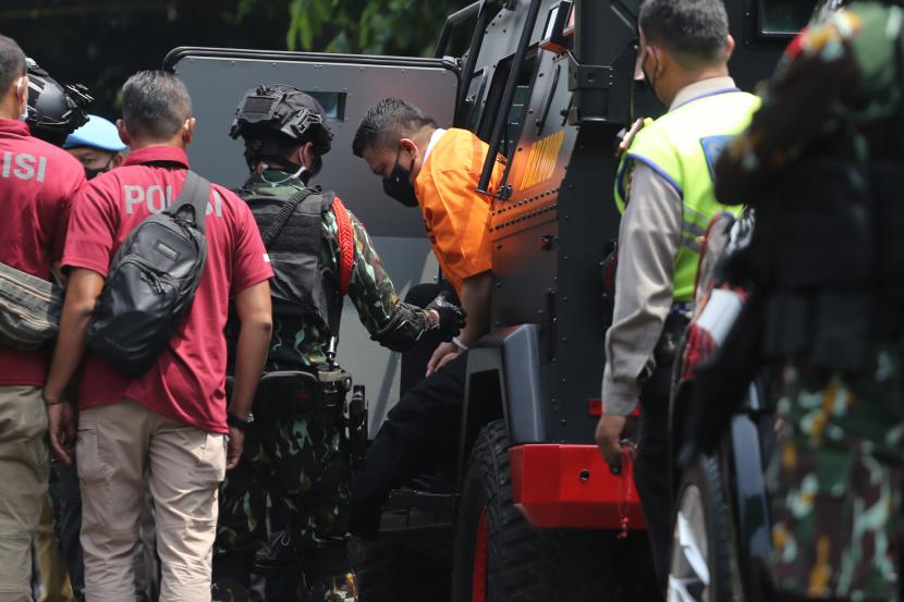 Tersangka Irjen Ferdy Sambo (tengah) turun dari kendaraan taktis sebelum rekonstruksi pembunuhan Brigadir J di rumah pribadi Ferdy Sambo di Jalan Saguling, Duren Tiga, Jakarta, Selasa (30/8/2022). Kepolisian melakukan rekonstruksi dugaan pembunuhan Brigadir Yosua di rumah pribadi Irjen Ferdy Sambo dan rumah dinas. 