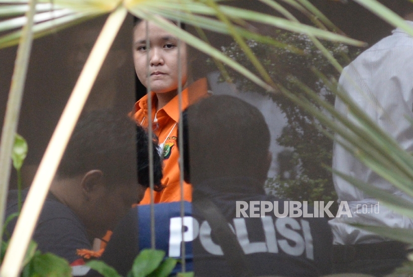Tersangka Jessica Kumala Wongso bersama polisi Polda Metro melakukan rekonstruksi kasus pembunuhan Wayan Mirna Salihin di Kafe Olivier, Jakarta, Ahad (7/2).   (Republika/Yasin Habiib)
