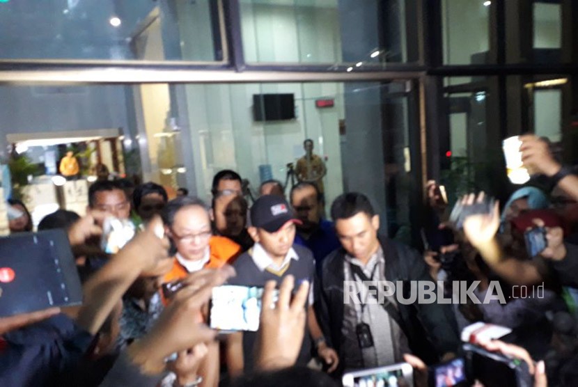 Tersangka kasus dugaan korupsi KTP-El Made Oka Masagung mengenakan rompi oranye Komisi Pemberantasan Korupsi (KPK). Ia resmi ditahan KPK hari ini, Rabu (4/4). 