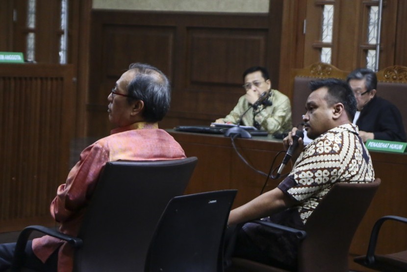 Tersangka kasus dugaan korupsi pengadaan e-KTP Irvanto Hendra Pambudi (kanan) bersama Made Oka Masagung (kiri) memberikan keterangan sebagai saksi dengan Terdakwa kasus korupsi KTP Elektronik Setya Novanto (tengah), di Pengadilan Tipikor, Jakarta, Rabu (14/3). 