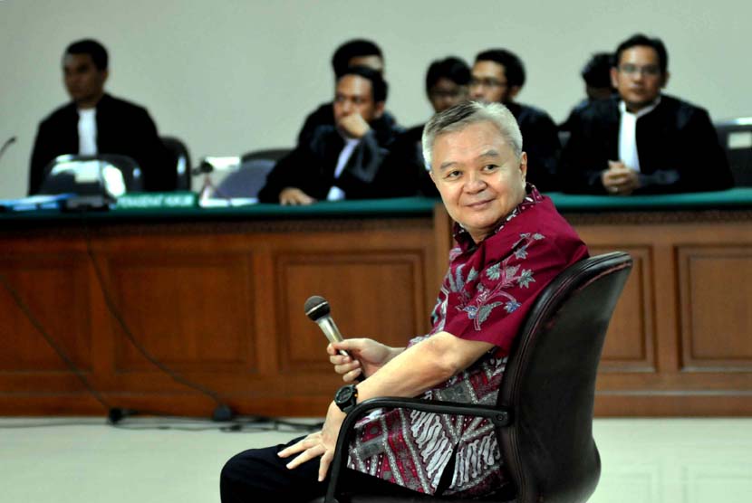 Tersangka kasus dugaan korupsi penganggaran proyek Sistem Radio Komunikasi Terpadu (SKRT) di Kementerian Kehutanan (Kemhut), Anggoro Widjojo mengikuti sidang perdana di Pengadilan Tipikor, Jakarta, Rabu (23/4). 