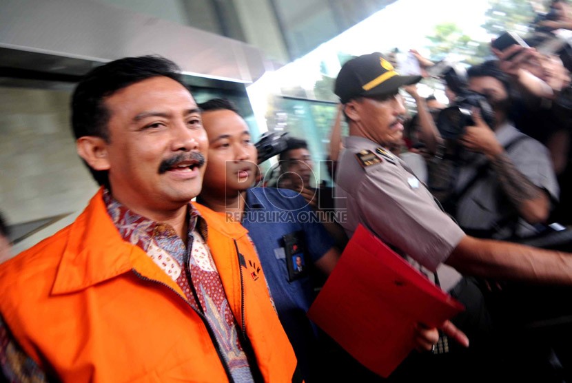  Tersangka kasus dugaan korupsi proyek Hambalang Andi Mallarangeng ditahan usai diperiksa di gedung KPK, Jakarta, Kamis (17/10).  (Republika/Wihdan)