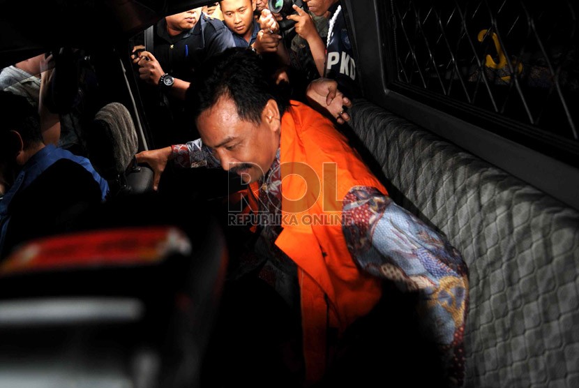  Tersangka kasus dugaan korupsi proyek Hambalang Andi Mallarangeng ditahan usai diperiksa di gedung KPK, Jakarta, Kamis (17/10).  (Republika/Wihdan)