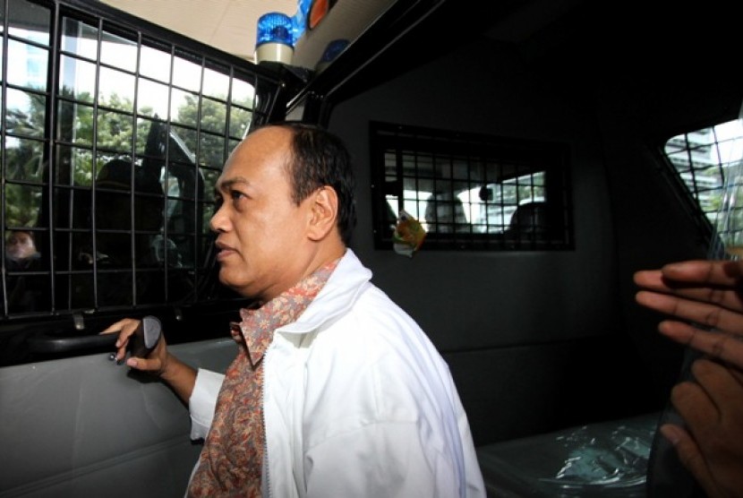 Tersangka kasus dugaan korupsi simulator ujian SIM Irjen Pol. Djoko Susilo berjalan keluar dari mobil tahanan di gedung KPK, Jakarta, Kamis (13/12).