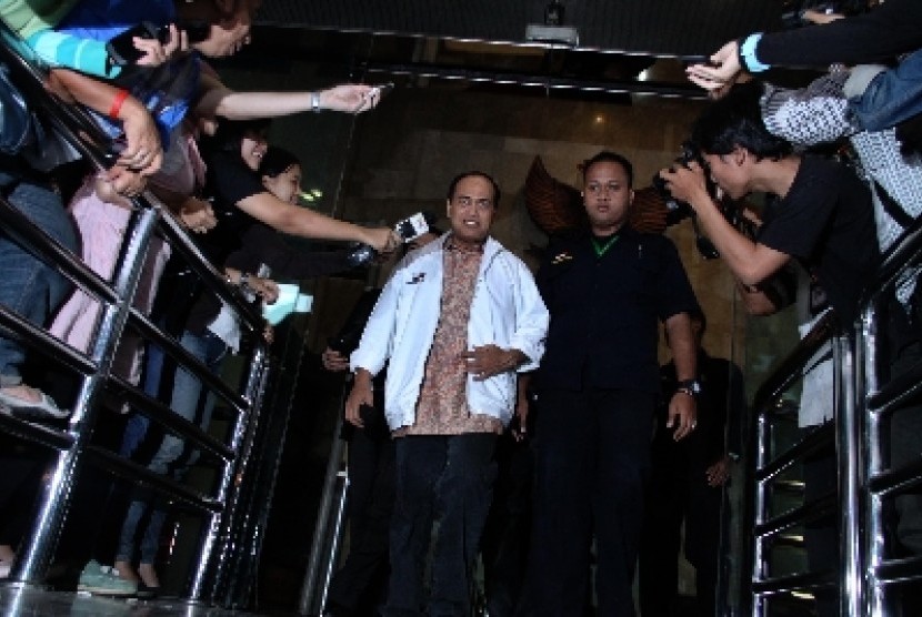Tersangka kasus dugaan korupsi simulator ujian SIM, Irjen Pol Djoko Susilo, usai menjalani pemeriksaan di gedung KPK, Jakarta.
