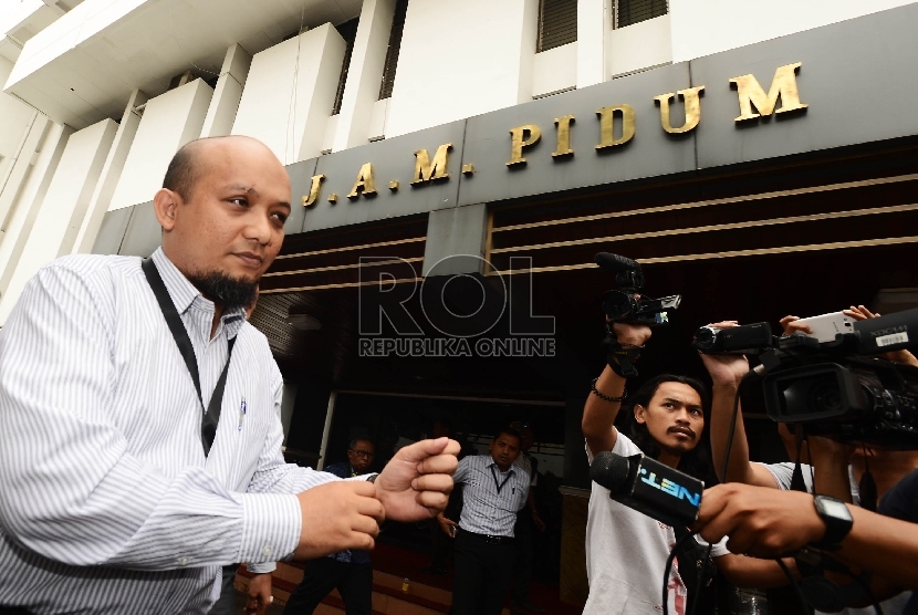 Tersangka kasus dugaan penganiayaan berat terhadap pencuri sarang burung walet Novel Baswedan memberikan keterangan kepada wartawan saat mengunjungi Kejaksaan Agung Usai diperiksa di Bareskrim, Jakarta, Kamis (3/12).  (Republika/Raisan Al Farisi)