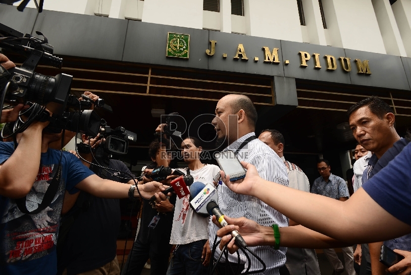 Tersangka kasus dugaan penganiayaan berat terhadap pencuri sarang burung walet Novel Baswedan memberikan keterangan kepada wartawan saat mengunjungi Kejaksaan Agung Usai diperiksa di Bareskrim, Jakarta, Kamis (3/12). (Republika/Raisan Al Farisi)