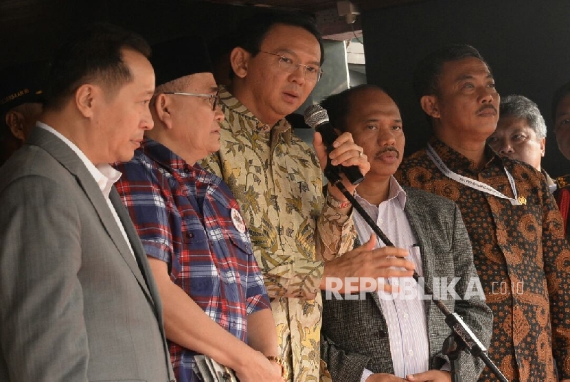  Tersangka kasus dugaan penistaan agama Basuki Tjahaja Purnama alias Ahok bersiap memberikan keterangan usai pelimpahan berkas perkara di Kejaksaan Agung, Jakarta, Kamis (1/12).