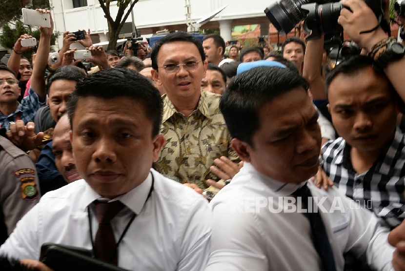 Tersangka kasus dugaan penistaan agama Basuki Tjahaja Purnama alias Ahok saat tiba di Kejaksaan Agung, Jakarta, Kamis (1/12)