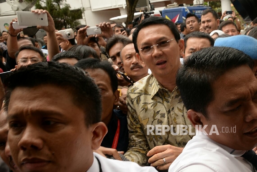 Tersangka kasus dugaan penistaan agama Basuki Tjahaja Purnama alias Ahok saat tiba di Kejaksaan Agung, Jakarta, Kamis (1/12)