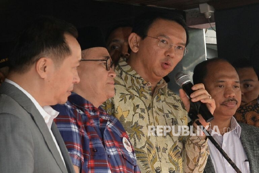 Tersangka kasus dugaan penistaan agama Basuki Tjahaja Purnama alias Ahok memberikan keterangan usai pelimpahan berkas perkara di Kejaksaan Agung, Jakarta, Kamis (1/12)