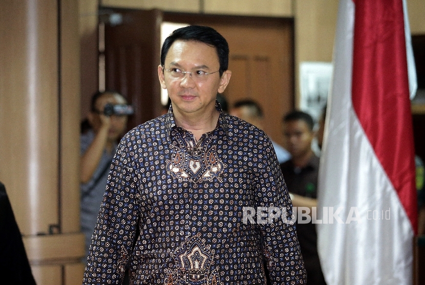 Tersangka kasus dugaan penistaan agama Basuki Tjahaja Purnama memasuki ruangan untuk menjalani sidang lanjutan yang beragendakan Putusan Sela di Pengadilan Negeri Jakarta Utara, Selasa (27/11).