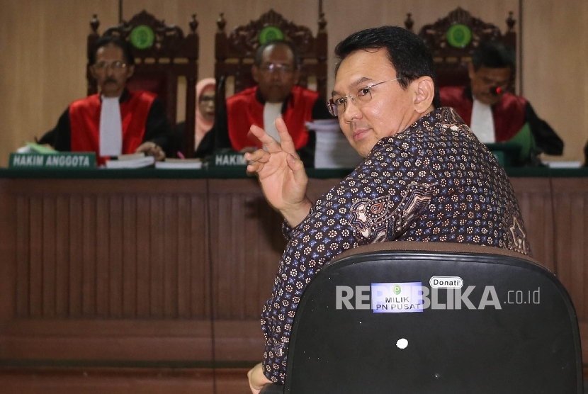 Tersangka kasus dugaan penistaan agama Basuki Tjahaja Purnama memasuki menjalani sidang lanjutan yang beragendakan Putusan Sela di Pengadilan Negeri Jakarta Utara, Selasa (27/11).