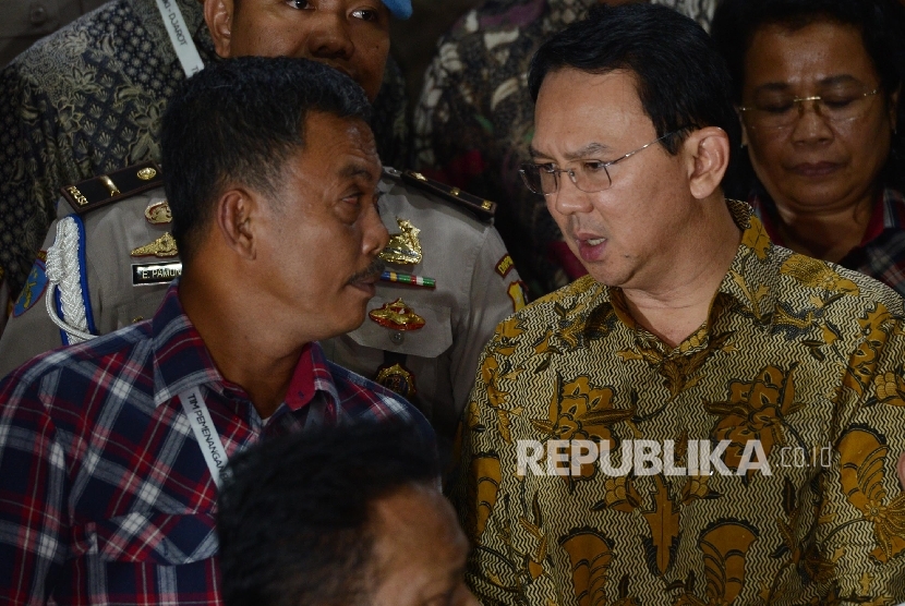 Terdakwa kasus dugaan penistaan agama yang juga Calon Gubernur DKI Jakarta nomor urut 2 Basuki Tjahaja Purnama (kedua kanan) berbincang bersama ketua tim pemenangan kampanye Prasetyo Edi Marsudi (kiri)