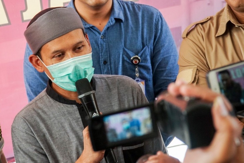 Tersangka kasus dugaan penyebaran hoaks Rahmat Baequni memberikan keterangan saat rilis perkara di Mabes Polda Jawa Barat, Bandung, Jawa Barat, Jumat (21/6).