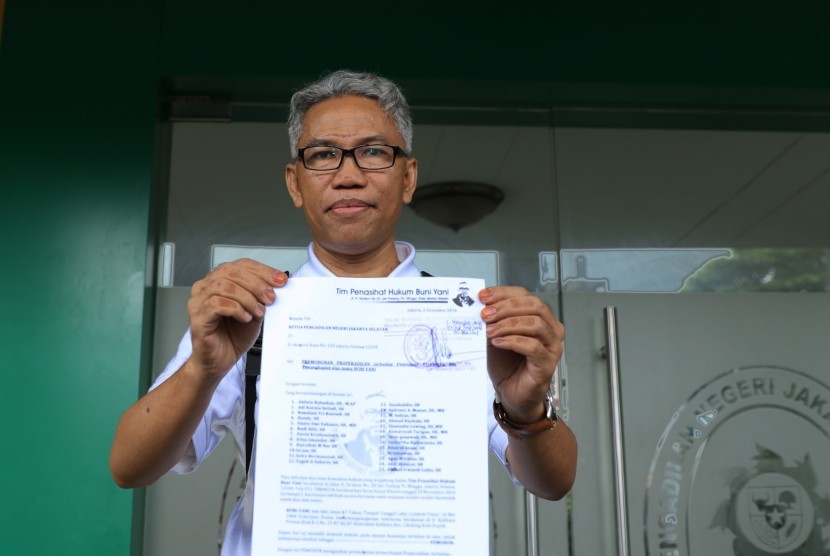 Tersangka kasus dugaan penyebaran kebencian Buni Yani menunjukkan surat permohonan Praperadilan di PN Jakarta Selatan, Jakarta, Senin (5/12).