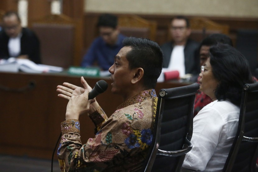  Tersangka kasus dugaan suap anggota DPRD DKI Jakarta  M Sanusi (tengah) memberikan kesaksian pada sidang lanjutan kasus yang sama dengan terdakwa Ariesman Widjaja dan Trinanda Prihantoro di Pengadilan Tipikor, Jakarta, Senin (18/7). 