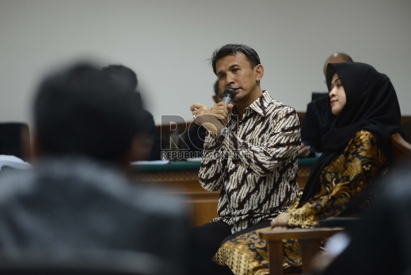  Tersangka kasus dugaan suap bantuan perkara bansos Kejati Sumatera Utara atau Kejaksaan Agung, Gatot Pujo Nugroho (kiri) bersama istri, Evi Susanti (kanan) memberikan kesaksian dalam sidang dengan agenda mendengarkan keterangan saksi di Gedung Tindak Pida