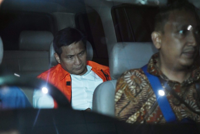 Tersangka kasus dugaan suap distribusi pupuk Bowo Sidik Pangarso meninggalkan gedung KPK seusai menjalani pemeriksaan di Jakarta, Selasa (2/4/2019).