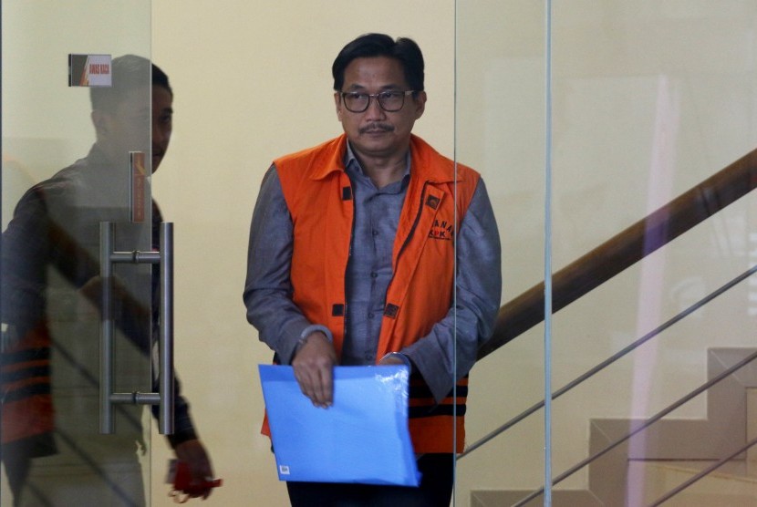 Tersangka kasus dugaan suap distribusi pupuk Bowo Sidik Pangarso berjalan keluar meninggalkan gedung KPK seusai menjalani pemeriksaan di gedung KPK Jakarta, Rabu (10/7/2019).