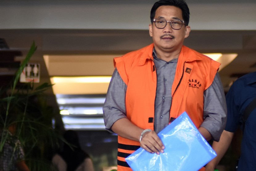 Tersangka kasus dugaan suap distribusi pupuk Bowo Sidik Pangarso meninggalkan gedung KPK seusai menjalani pemeriksaan di Jakarta, Selasa (16/7/2019).