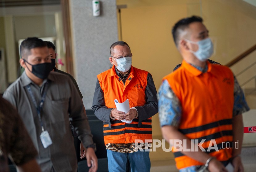 Tersangka kasus dugaan suap gratifikasi senilai Rp46 miliar, Nurhadi (tengah) dan Riesky Herbiyono (kanan) berjalan usai menjalani pemeriksaan di Gedung KPK, Jakarta, Selasa (2/6/2020). KPK menangkap Nurhadi yang merupakan mantan Sekretaris Mahkamah Agung (MA) dan menantunya, Riezky Herbiyono di Simprug, Jakarta Selatan pada Senin (1/6) malam setelah buron sejak hampir empat bulan lalu. 