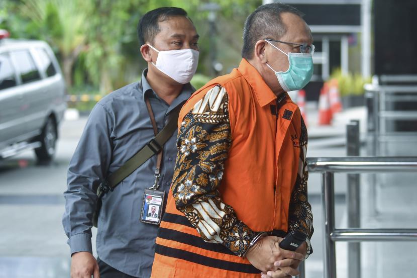Tersangka kasus dugaan suap gratifikasi senilai Rp46 miliar, Nurhadi (kanan) bersiap menjalani pemeriksaan di gedung KPK, Jakarta, Jumat (19/6/2020). Nurhadi yang merupakan mantan Sekretaris Mahkamah Agung (MA) diperiksa sebagai tersangka terkait suap dan gratifikasi penanganan perkara di MA.