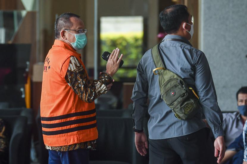 Tersangka kasus dugaan suap gratifikasi senilai Rp46 miliar, Nurhadi (kanan) bersiap menjalani pemeriksaan di gedung KPK, Jakarta, Jumat (19/6/2020). Nurhadi yang merupakan mantan Sekretaris Mahkamah Agung (MA) diperiksa sebagai tersangka terkait suap dan gratifikasi penanganan perkara di MA