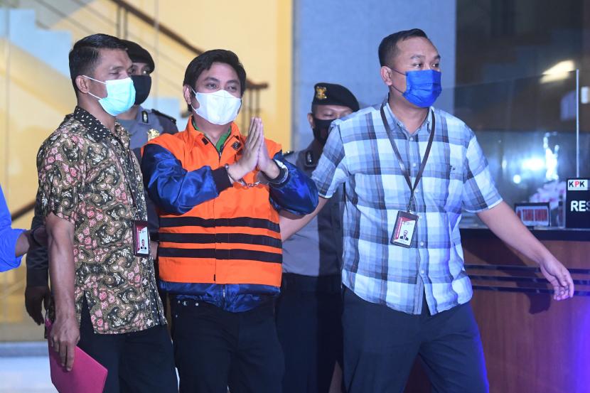 Tersangka kasus dugaan suap izin usaha pertambangan di Tanah Bumbu Mardani H Maming (tengah) mengenakan rompi tahanan usai menjalani pemeriksaan di gedung KPK, Jakarta Selatan, Kamis (28/7/2022).