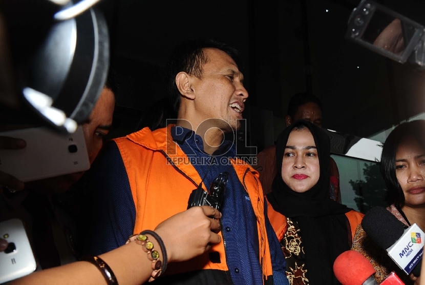 Tersangka kasus dugaan suap kepada hakim dan panitera Pengadilan Tata Usaha Negara Gubernur nonaktif Sumatera Utara Gatot Pujo Nugroho dan istrinya, Evy Susanti berbicara kepada media usai menjalani pemeriksaan di gedung KPK, Jakarta, Jumat (27/11).