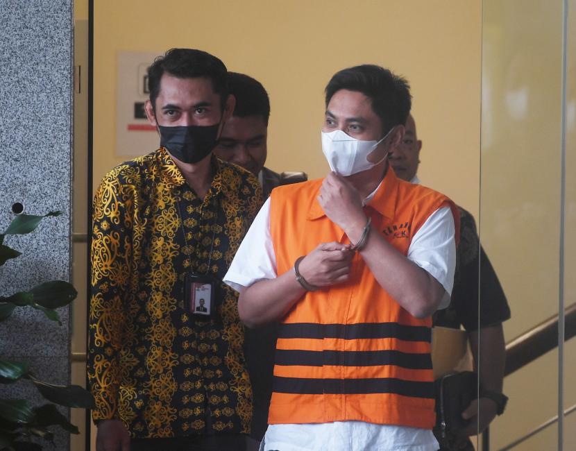 Tersangka kasus dugaan suap eks bupati Tanah Bumbu, Mardani H Maming di gedung KPK, Jakarta, Jumat (12/8/2022). 