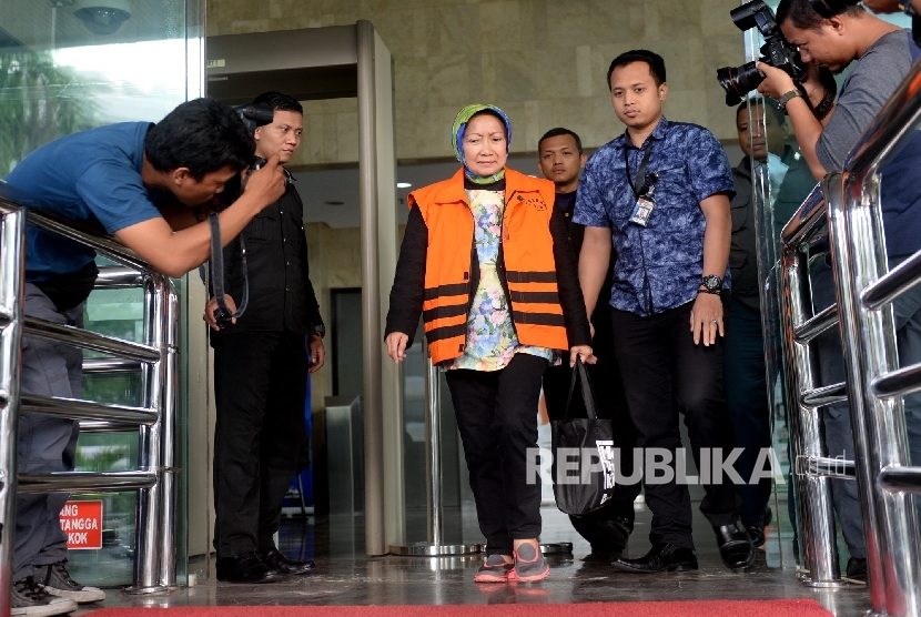 Tersangka kasus dugaan suap pembangunan Pasar Atas Baru Cimahi tahap II Atty Suharti Tochija berjalan keluar gedung KPK seusai menjalani pemeriksaan di Jakarta, Rabu (28/12). 
