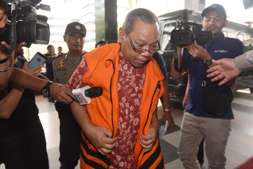 Tersangka kasus dugaan suap penanganan peninjauan kembali (PK) yang diajukan pihak swasta ke PN Jakarta Pusat, Doddy Aryanto Supeno tiba untuk menjalani pemeriksaan di Gedung KPK, Jakarta, Selasa (17/4). 
