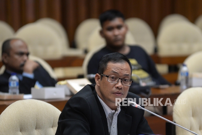 Tersangka kasus dugaan suap Pilkada Muchtar Effendi mengikuti rapat dengar pendapat dengan Panitia Khusus (Pansus) angket Komisi Pemberantasan Korupsi di komplek Parlemen, Jakarta, Selasa (25/7).