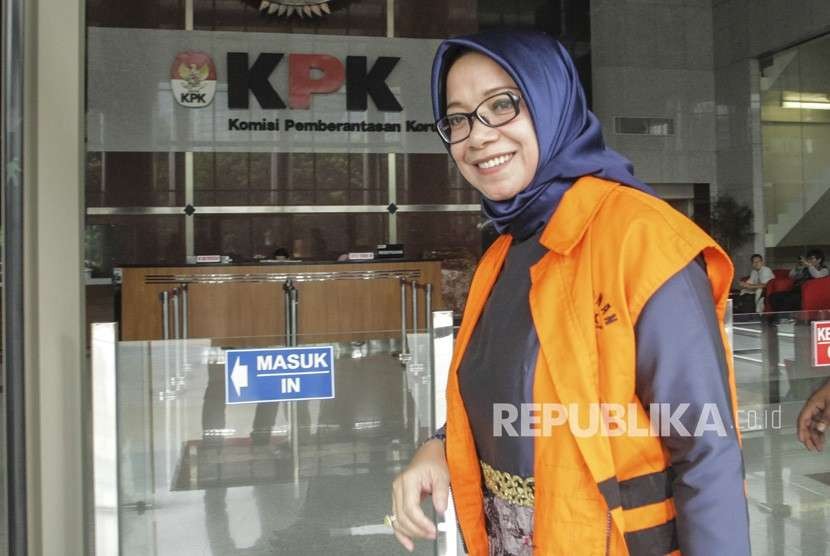 Tersangka kasus dugaan suap PLTU Riau-1 Eni Maulani Saragih berjalan untuk menjalani pemeriksaan di gedung KPK, Jakarta, Kamis (27/9). 