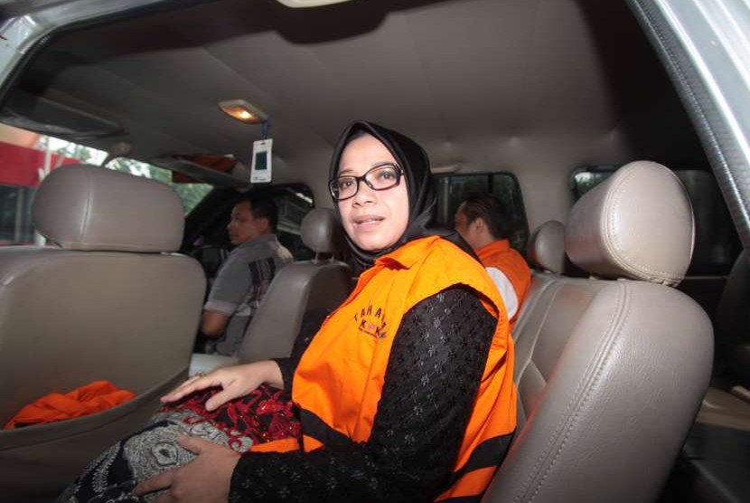 Tersangka kasus dugaan suap PLTU Riau-1 Eni Maulani Saragih berada dalam mobil tahanan seusai menjalani pemeriksaan di gedung KPK, Jakarta, Rabu (3/10). 