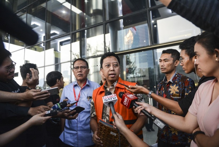 Tersangka kasus dugaan suap seleksi pengisian jabatan di Kementerian Agama Romahurmuziy (tengah) menjawab pertanyaan wartawan usai menjalani pemeriksaan di gedung KPK, Jakarta, Jumat (14/6/2019).