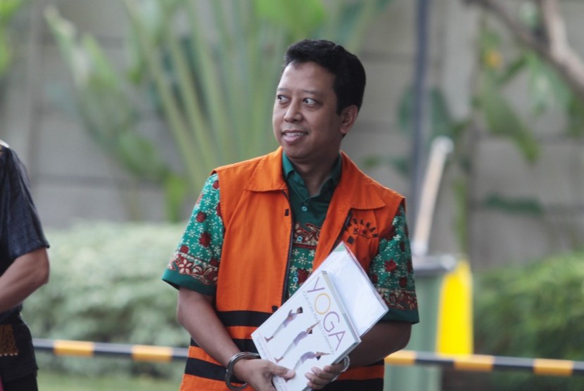 Tersangka kasus dugaan suap terkait seleksi pengisian jabatan di Kementerian Agama, Romahurmuziy (kanan) berjalan memasuki gedung KPK untuk menjalani pemeriksaan penyidik di Gedung KPK, Jakarta, Jumat (24/5/2019). 