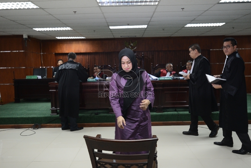 Tersangka kasus dugaan tindak pidana korupsi suap Majelis Hakim dan Panitera PTUN, Evy Susanti berjalan meninggalkan ruangan setelah memberikan keterangan kepada majelis hakim saat sidang Terdakwa kasus dugaan tindak pidana korupsi suap Majelis Hakim dan P