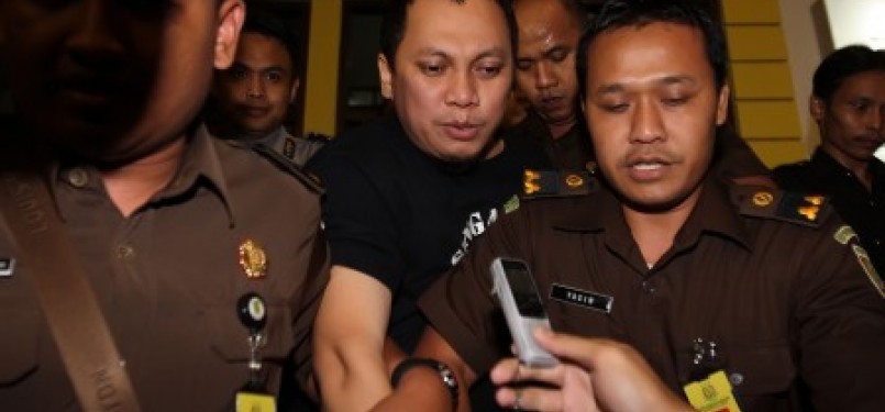 Tersangka kasus gratifikasi, Gayus Halomoan Tambunan, berada di mobil tahanan usai pelimpahan berkas di Kejaksaan Negeri Jakarta Pusat, Rabu (11/5).