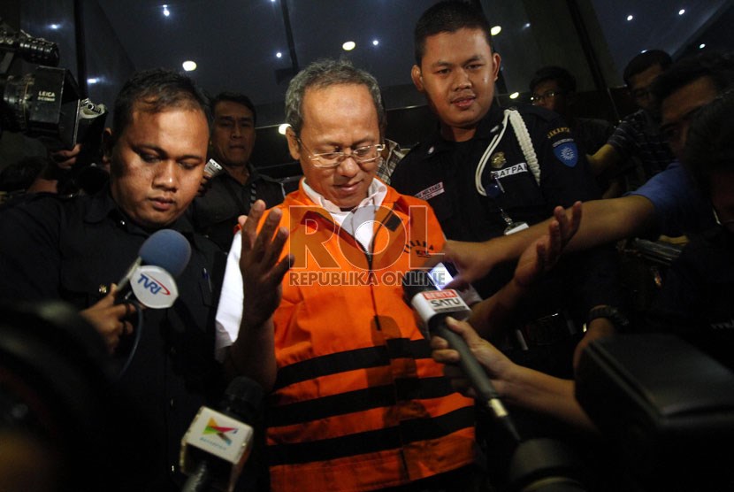  Tersangka kasus Hambalang Deddy Kusdinar ditahan seusai menjalani pemeriksaan di Gedung  Komisi Pemberantasan Korupsi, Jakarta, Kamis (13/6).   (Republika/Adhi Wicaksono)