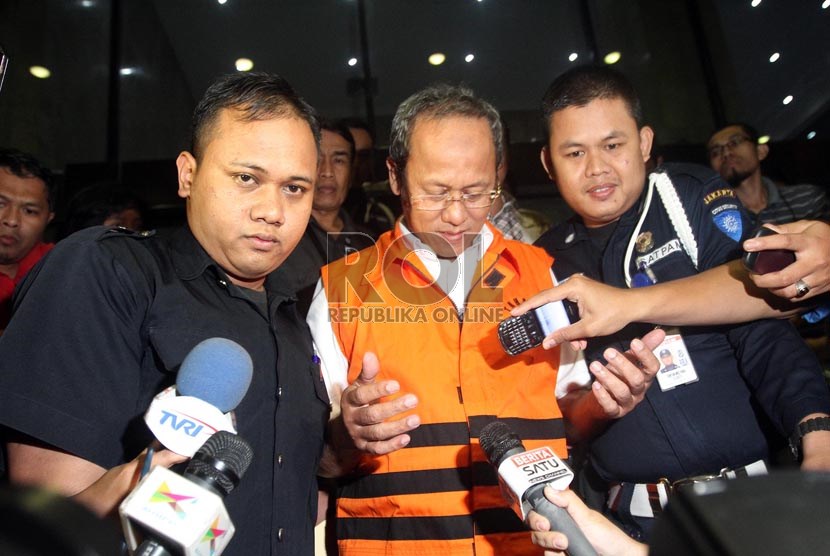  Tersangka kasus Hambalang Deddy Kusdinar ditahan seusai menjalani pemeriksaan di Gedung  Komisi Pemberantasan Korupsi, Jakarta, Kamis (13/6).   (Republika/Adhi Wicaksono)