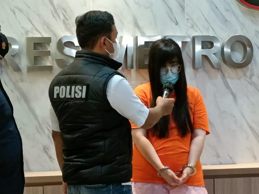Tersangka kasus investasi bodong, perempuan berinisial HS alias Sian Sian, menjawab pertanyaan polisi di Mapolres Jakarta Barat, (ilustrasi).. 