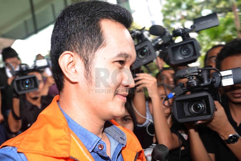 Tersangka kasus kesaksian palsu yang juga ajudan Gubernur Riau non-aktif Rusli Zainal, Said Faisal alias Hendra usai menjalani pemeriksaan di KPK, Jakarta, Rabu (16/4). Kedatangan Said Faisal tersebut untuk merampungkan Berkas pemeriksaan yang dilimpahkan 