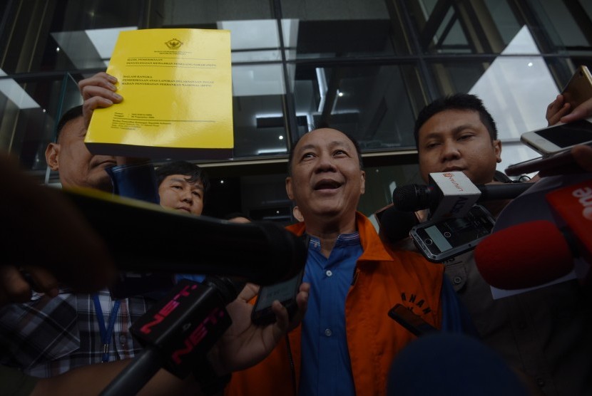 Tersangka kasus korupsi BLBI Syafruddin Arsjad Temenggung menunjukkan buku hasil pemeriksaan BPK seusai menjalani pemeriksaan, di gedung KPK, Jakarta, Kamis (21/12). 