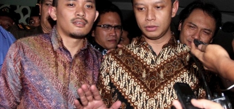 Tersangka kasus korupsi dan pencucian uang, Dhana Widyatmika alias DW (kanan) usai menjalani Pemeriksaan oleh Penyidik Kejaksaan Agung, Jakarta.