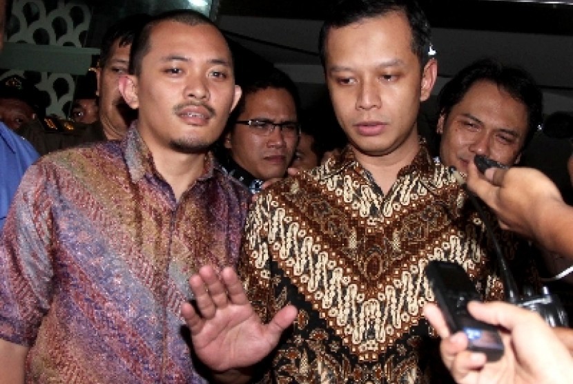 Tersangka kasus korupsi dan pencucian uang, Dhana Widyatmika (DW) (kanan) usai menjalani Pemeriksaan oleh Penyidik Kejaksaan Agung, Jakarta.