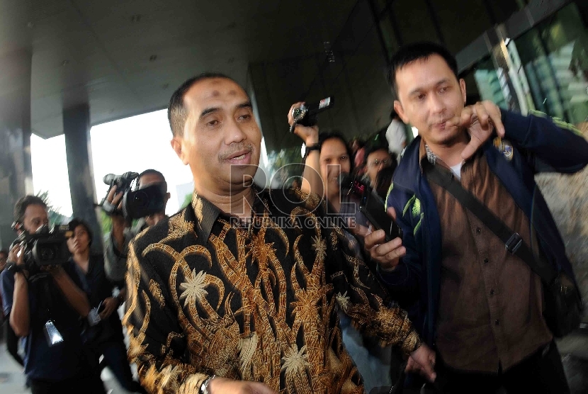 Tersangka kasus korupsi di Kemenakertrans, Jamaluddin Malik (kanan) keluar dari Gedung KPK usai menjalani pemeriksaan di Jakarta, Rabu (20/5).